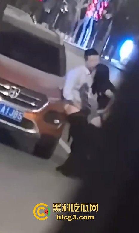 只有更骚 没有最骚！这饥渴到什么程度？情侣公路边倚靠车旁 公共场合脱衣扣穴！-6