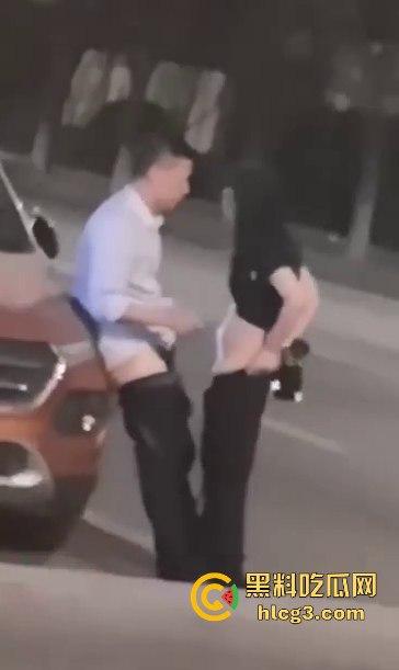 只有更骚 没有最骚！这饥渴到什么程度？情侣公路边倚靠车旁 公共场合脱衣扣穴！-7