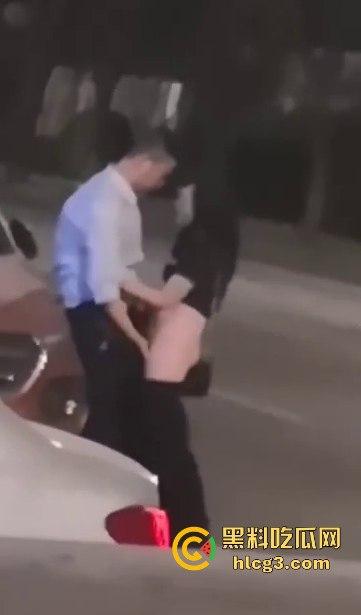 只有更骚 没有最骚！这饥渴到什么程度？情侣公路边倚靠车旁 公共场合脱衣扣穴！-8