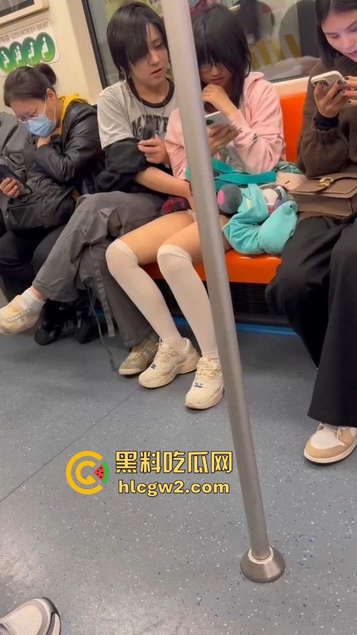 上海地铁上亚文化小伙伸手进女友内裤抠逼，眼镜妹在男友抖腿抠逼下丝毫不慌，刷微博轻松应对周围人围观！-5