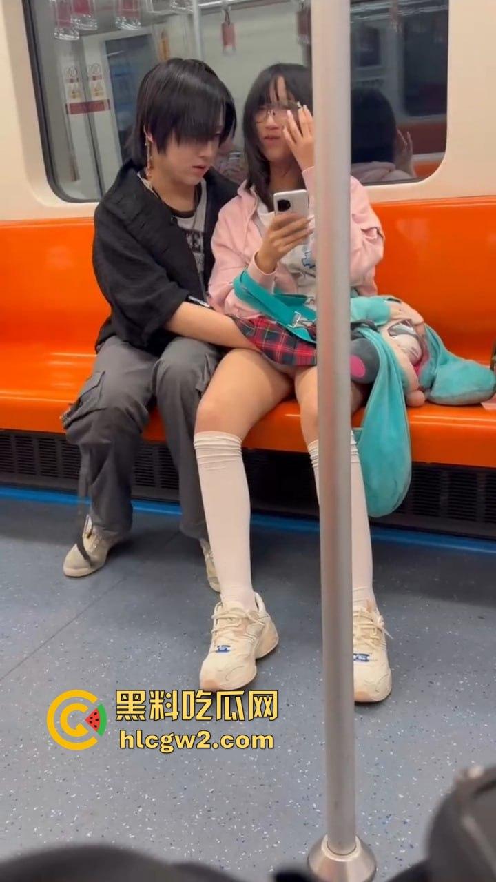上海地铁上亚文化小伙伸手进女友内裤抠逼，眼镜妹在男友抖腿抠逼下丝毫不慌，刷微博轻松应对周围人围观！-6