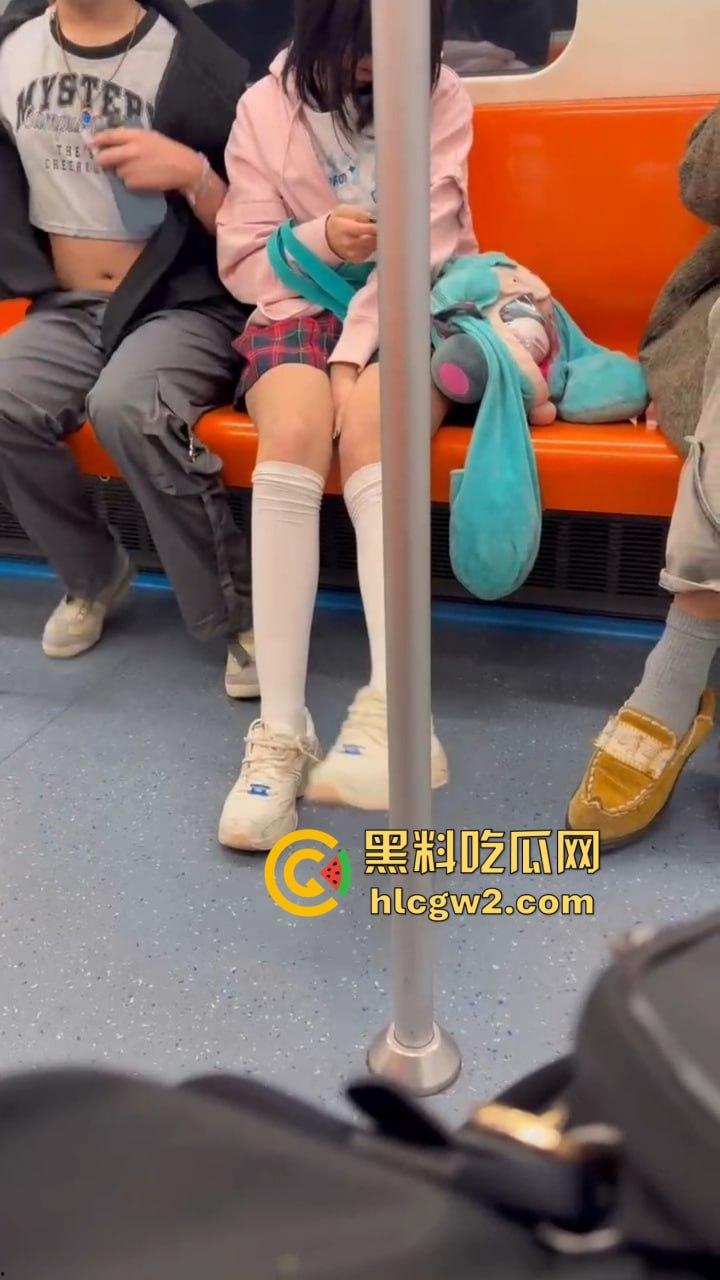 上海地铁上亚文化小伙伸手进女友内裤抠逼，眼镜妹在男友抖腿抠逼下丝毫不慌，刷微博轻松应对周围人围观！-7