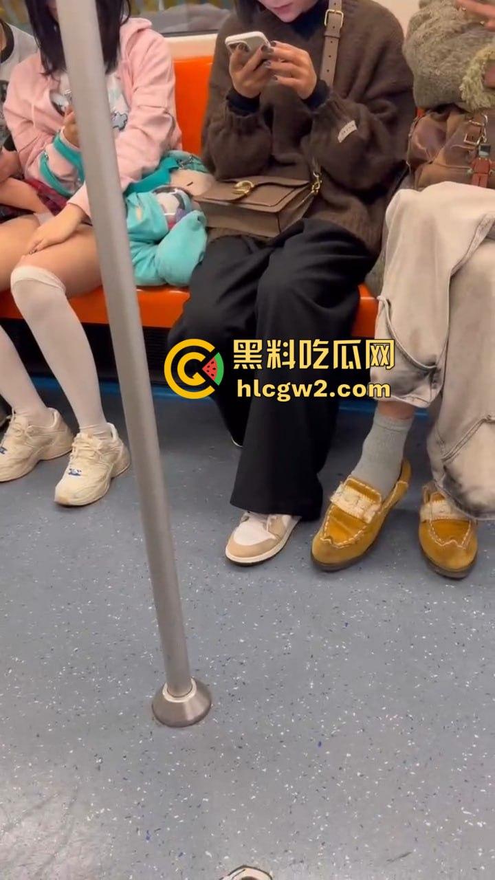 上海地铁上亚文化小伙伸手进女友内裤抠逼，眼镜妹在男友抖腿抠逼下丝毫不慌，刷微博轻松应对周围人围观！-10