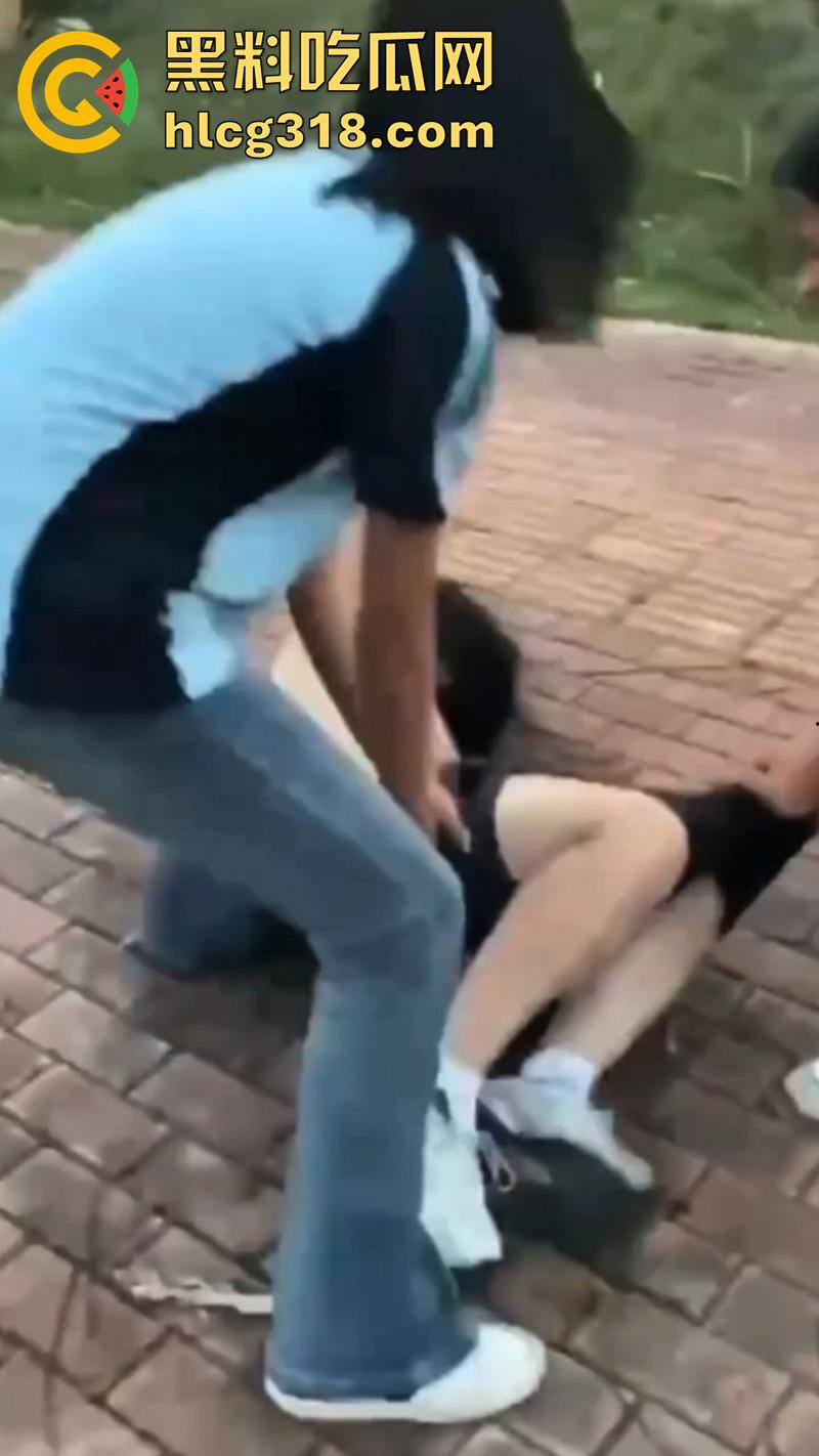 广西南宁校园霸凌，三中女学生遭同学殴打，金贝幼儿园园长女儿被曝光，警方已经介入调查！-8