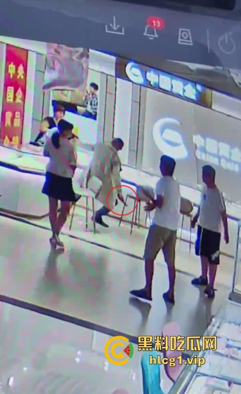 老婆不听话怎么办 捅两刀就老实了！辽宁营口男子进柜台薅住女柜员头发哐哐两刀后淡定离开！-3