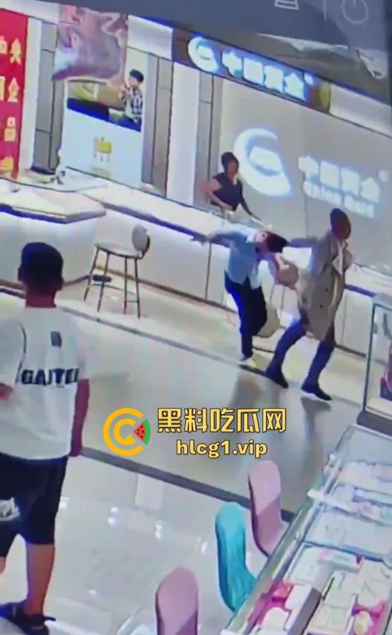 老婆不听话怎么办 捅两刀就老实了！辽宁营口男子进柜台薅住女柜员头发哐哐两刀后淡定离开！-4