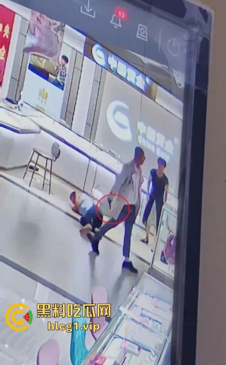 老婆不听话怎么办 捅两刀就老实了！辽宁营口男子进柜台薅住女柜员头发哐哐两刀后淡定离开！-6