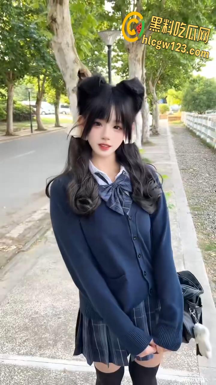 抖音风格万变【漫小a】 穿上衣服是女神 , 被金主脱衣那一刻就是淫荡骚母狗！-2