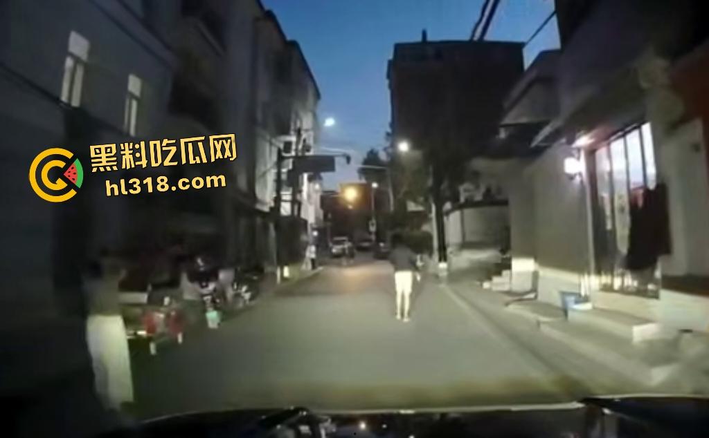 7月28日夜晚重庆一男子挥菜刀怒压妻子在马路，路人喇叭惹祸被菜刀指着，妻子还来劝架又被压在地上！-5