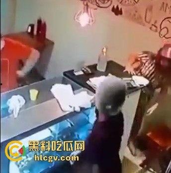 菲律宾夫妇餐厅武装抢劫，遇上下班警察！男子被当场击毙，抢劫计划瞬间翻车！-2