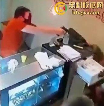菲律宾夫妇餐厅武装抢劫，遇上下班警察！男子被当场击毙，抢劫计划瞬间翻车！-8