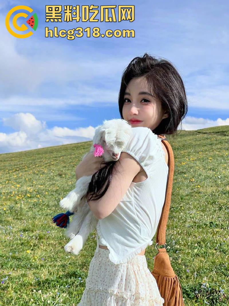 抖音女神【冯提莫】直播走光，动作太大意外春光乍现，却被网友怀疑生过孩子，奶子大的离谱！-4