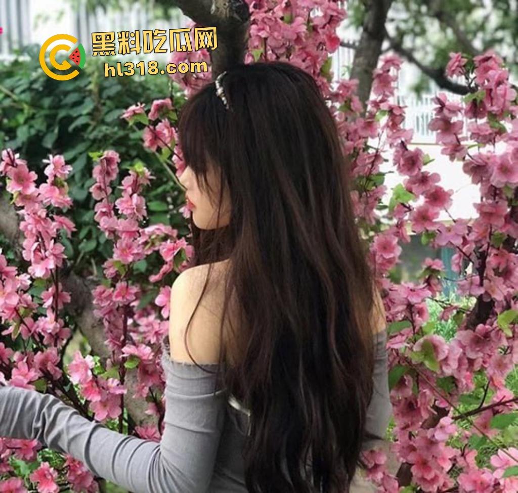 重庆纯欲女大【周雪敏】姨妈刚来完就穿黑丝足交，狂吃鸡巴，传教士榨精后纸接精液！-1