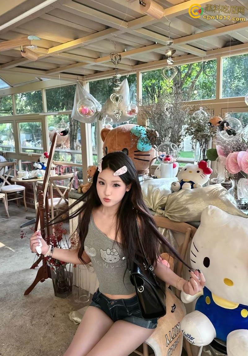 河北高颜值御姐【张舒怡】，细腰长腿前凸后翘，特爱口交深喉，车内楼梯间沙发到处开舔，到处都是战场 ！-2