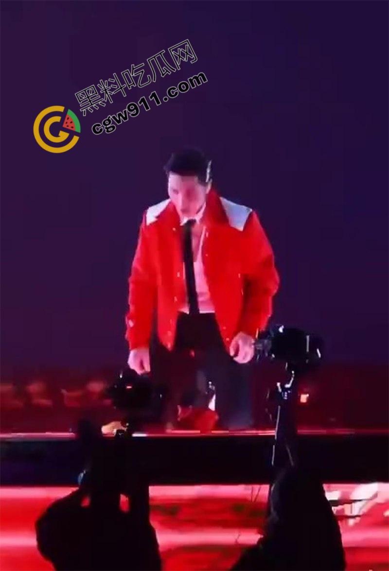 顶流歌星【萧敬腾】大巨蛋演唱会陷入“胯间危机”！因为动作太大，裤子都塌了，红内裤暴露惊呆歌迷-6