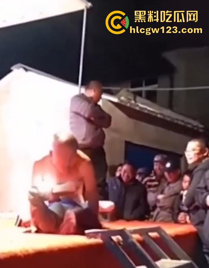 妖娆舞娘登台献艺 表演失误却被饥渴老登强行推倒施暴 看来这老登已饥渴难耐了 全场群众瞠目结舌！-5