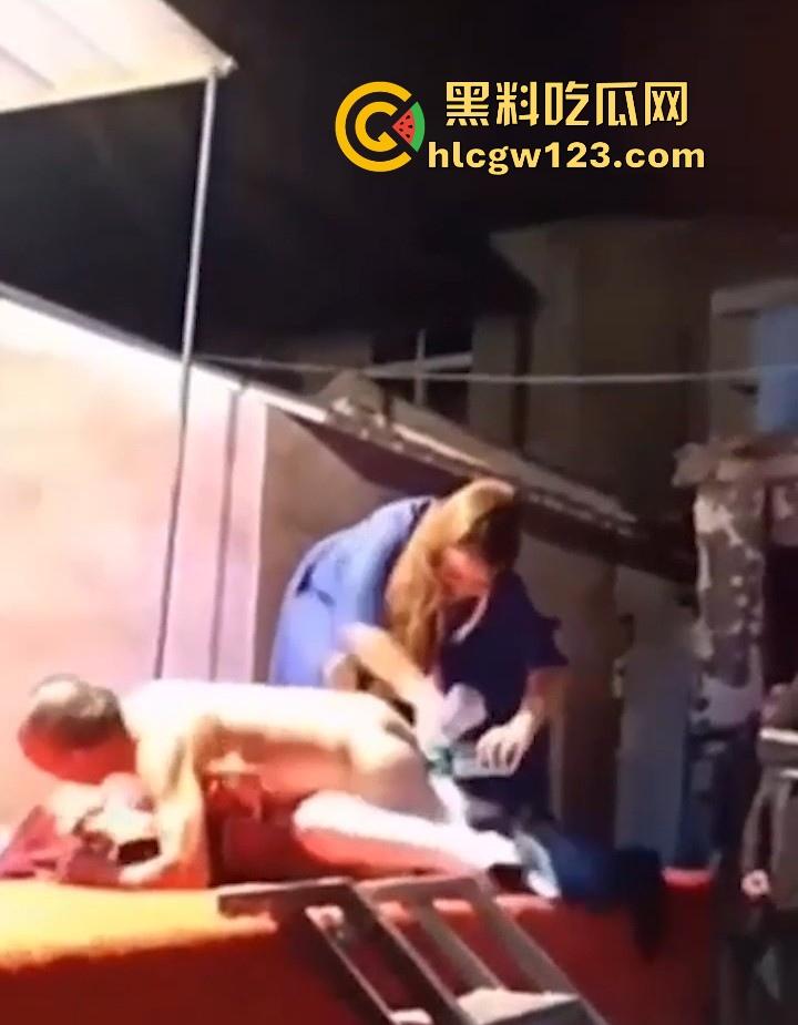 妖娆舞娘登台献艺 表演失误却被饥渴老登强行推倒施暴 看来这老登已饥渴难耐了 全场群众瞠目结舌！-6