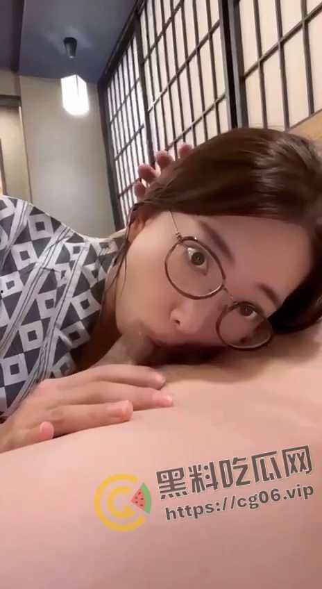 深圳颜射女神【吴梦菲】清纯眼镜反差婊 约会网友玩露出 最喜欢用无辜的大眼睛渴望被射脸上-7