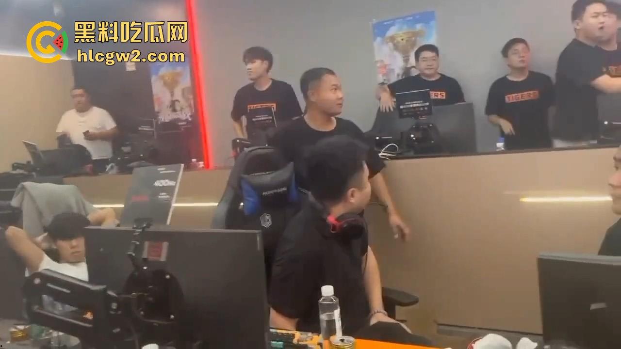 穿越火线百城联赛【TIGERS】打到线下！线上干仗变成现实围殴，现场实战猛干堪比战场！-6