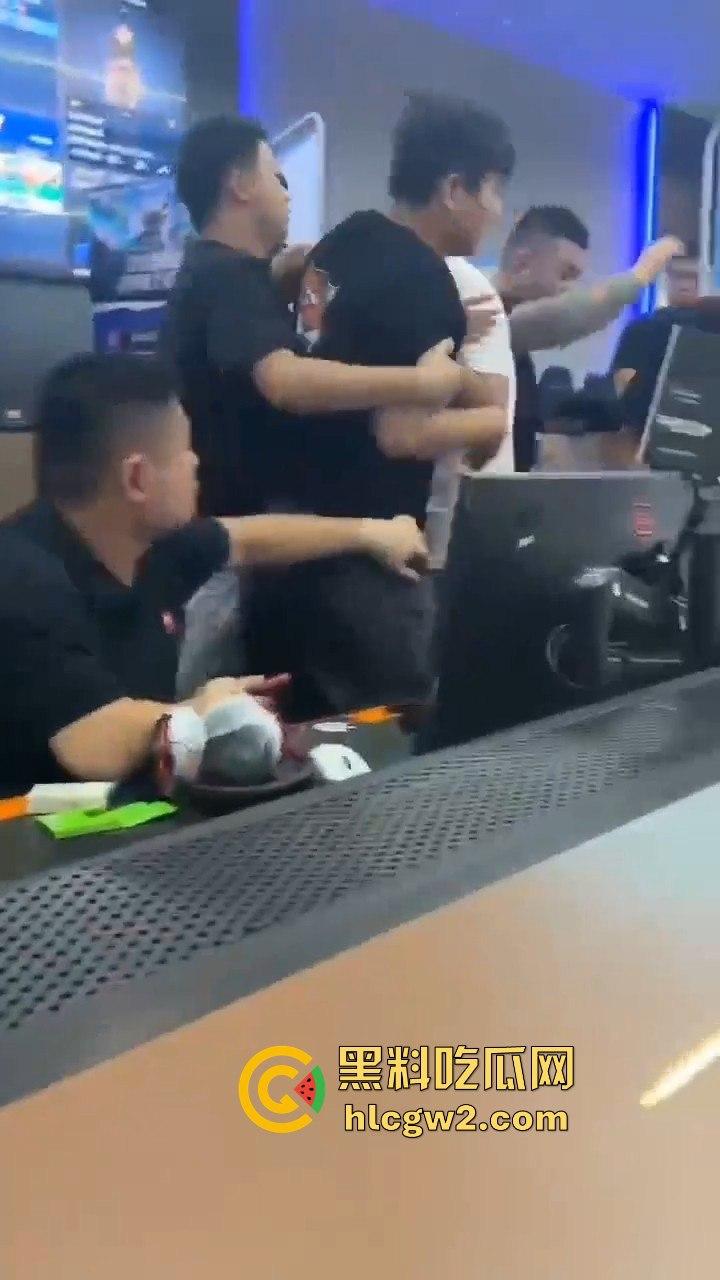 穿越火线百城联赛【TIGERS】打到线下！线上干仗变成现实围殴，现场实战猛干堪比战场！-9