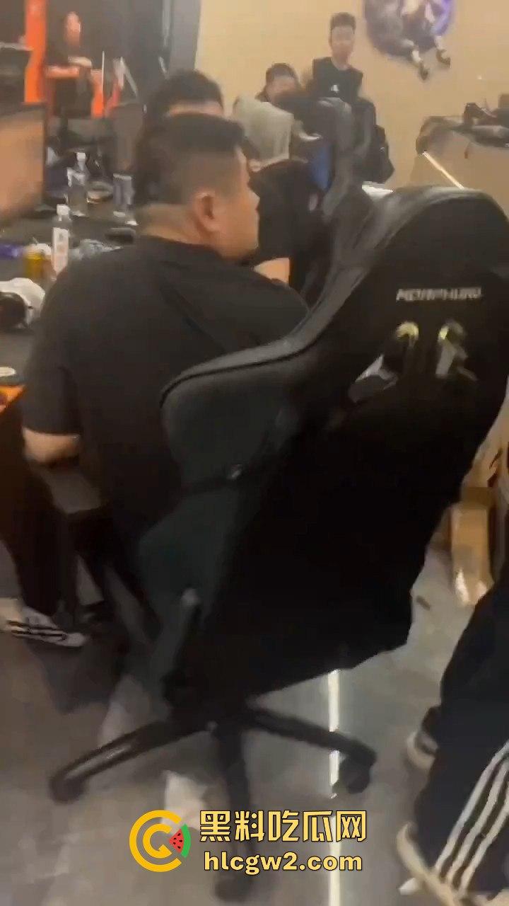 穿越火线百城联赛【TIGERS】打到线下！线上干仗变成现实围殴，现场实战猛干堪比战场！-10