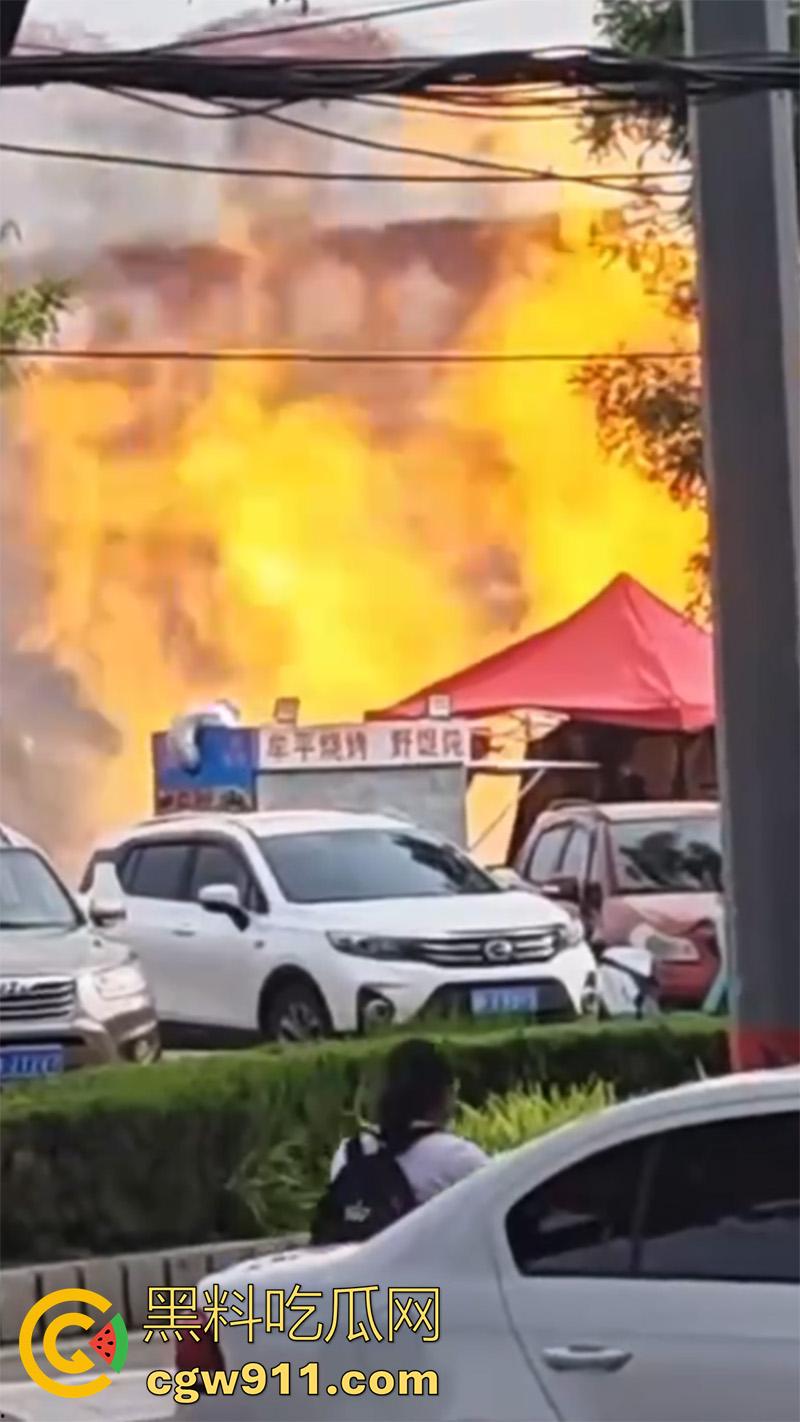 山东烟台燃气管道泄露，福山区北三路汇福街，因施工导致燃气管道破裂，现场大火冲天！-3