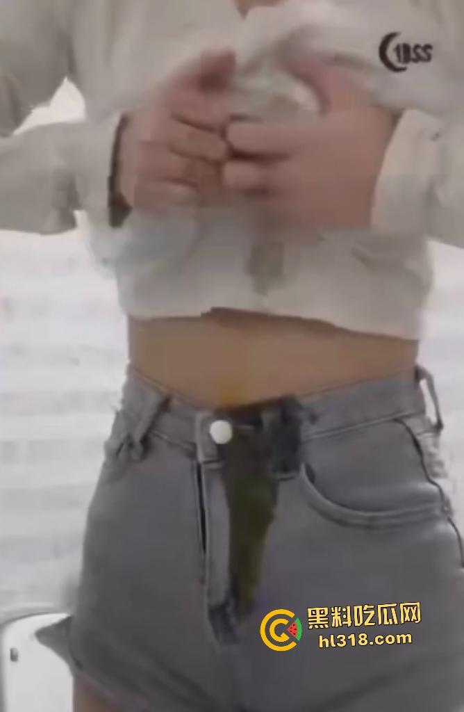 大奶女仗着自己奶子大用巨乳夹鸡蛋，夹扁的鸡蛋汁液直接从奶子里流出来，浪费粮食引发公愤！-2