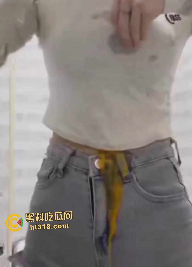 大奶女仗着自己奶子大用巨乳夹鸡蛋，夹扁的鸡蛋汁液直接从奶子里流出来，浪费粮食引发公愤！-4