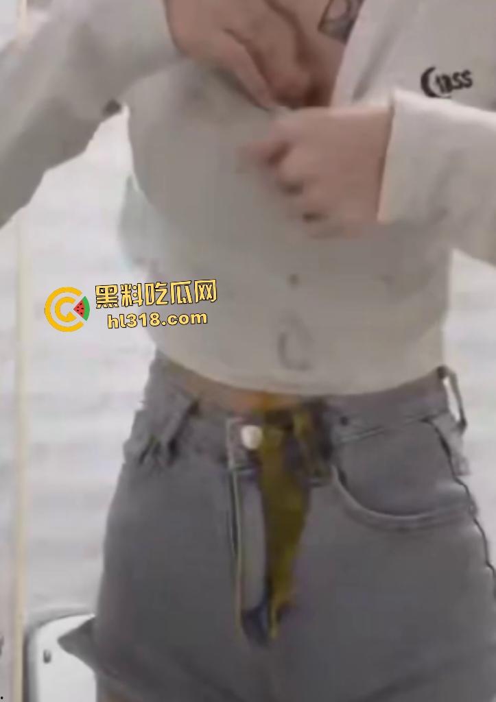 大奶女仗着自己奶子大用巨乳夹鸡蛋，夹扁的鸡蛋汁液直接从奶子里流出来，浪费粮食引发公愤！-6