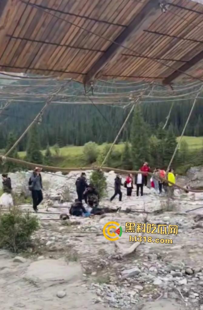 新疆伊犁昭苏县夏塔景区吊桥断裂29人滑落5死22伤，桥虽不高但下面就是激流的河水，直接能摔死！-2