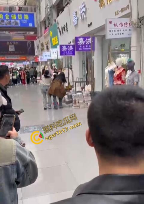 绍兴柯桥轻纺城上演“全武行”, 闺蜜盟友助力，原配怒火中烧，小三惊叫求饶，众人围观，这出闹剧谁是谁非！-8