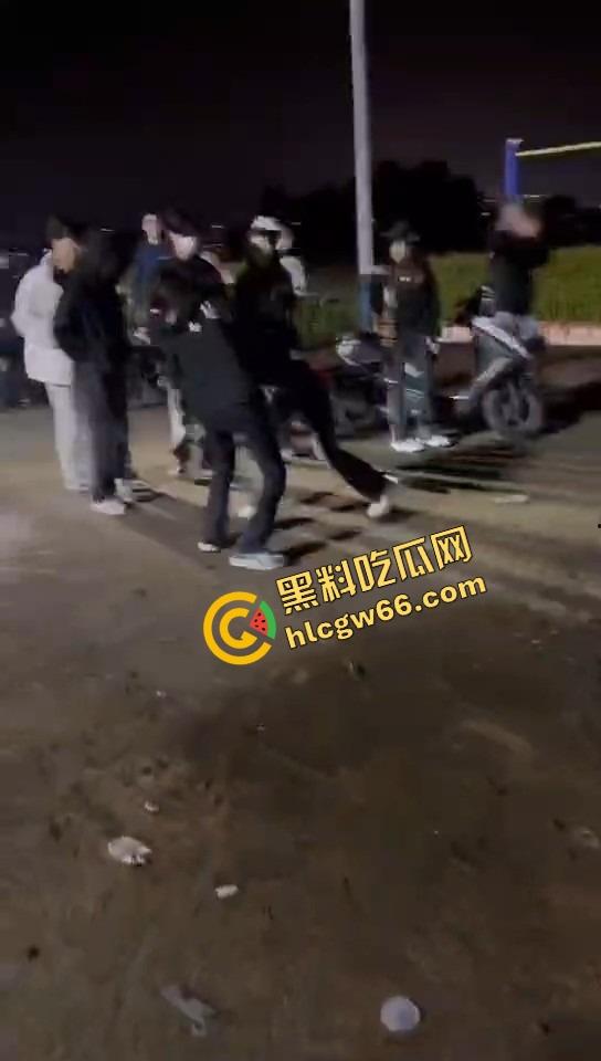 潮汕精神小妹开打了，情敌当街对峙，头发一把把薅，咒骂一句句飙，打到拖鞋都飞出去啦！-2