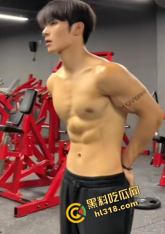 别只会看抖音直播，40W粉健身网红『小葛』爆操女粉，鸡巴一亮生吃大帅屌，谁还在乎套子这种废物？-9