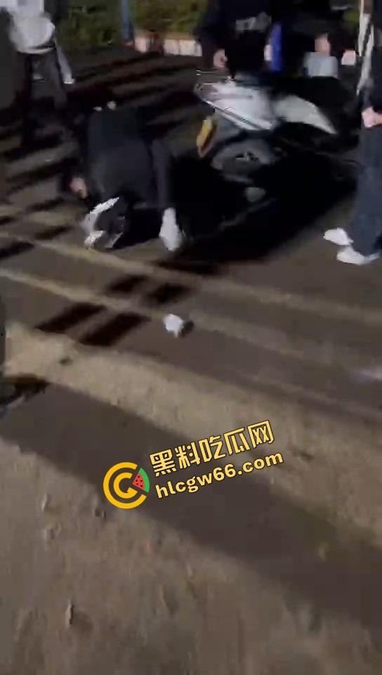 潮汕精神小妹开打了，情敌当街对峙，头发一把把薅，咒骂一句句飙，打到拖鞋都飞出去啦！-5