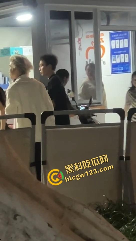 舔狗现世报，重庆小伙女友宿舍楼下偶遇女友出轨惨被当面打脸，感情不是你冲上去就能抢回来的！-4