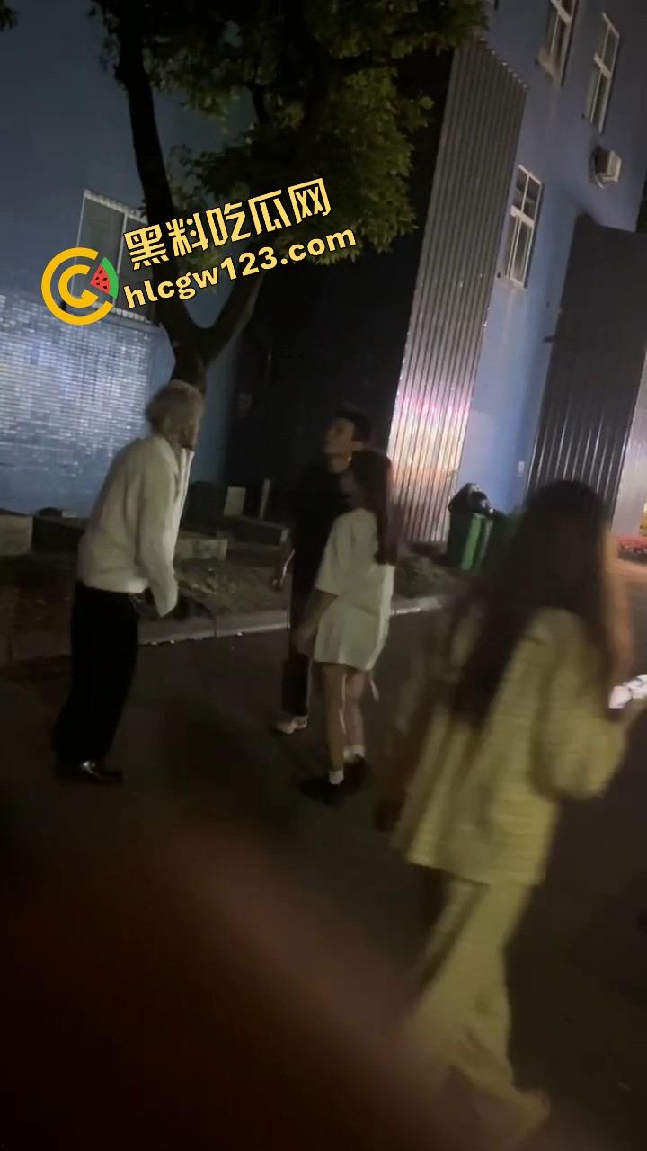 舔狗现世报，重庆小伙女友宿舍楼下偶遇女友出轨惨被当面打脸，感情不是你冲上去就能抢回来的！-6