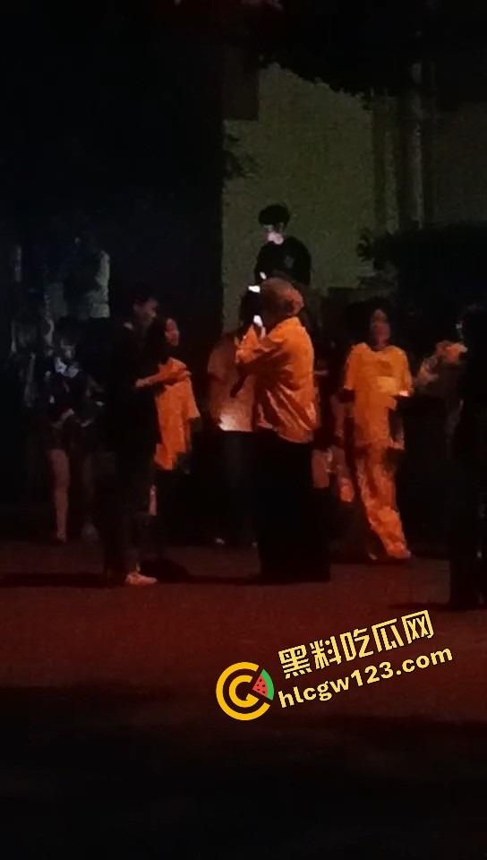 舔狗现世报，重庆小伙女友宿舍楼下偶遇女友出轨惨被当面打脸，感情不是你冲上去就能抢回来的！-10