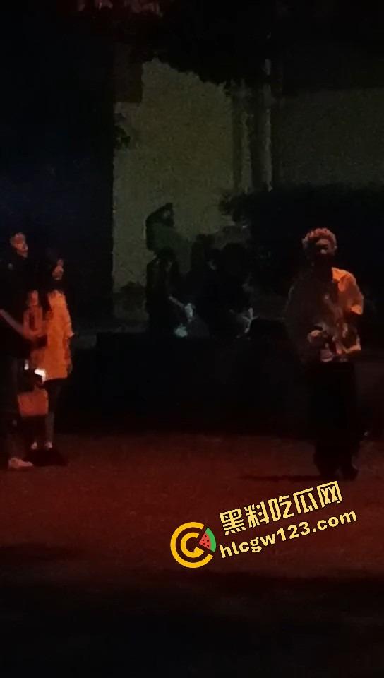 舔狗现世报，重庆小伙女友宿舍楼下偶遇女友出轨惨被当面打脸，感情不是你冲上去就能抢回来的！-12