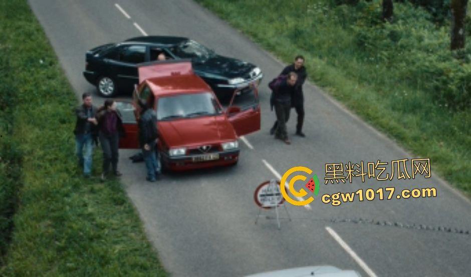 电影【她行走于黑暗中】女警阿马娅十年潜伏，寻秘密武器库并摧毁，爱恨交织成转折点，真实行动改编惊心动魄！-7