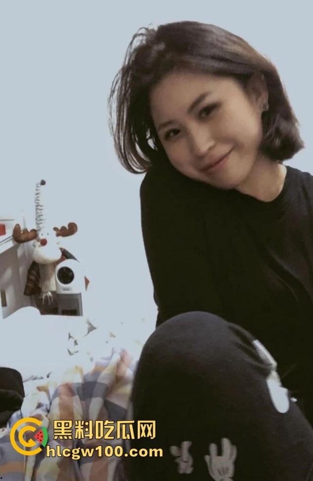 呼和浩特反差素人【童语晨】喜欢鸡巴抽脸还爱出轨刺激感，老公舔她被艹过的逼，她说这种感觉最爽！-1