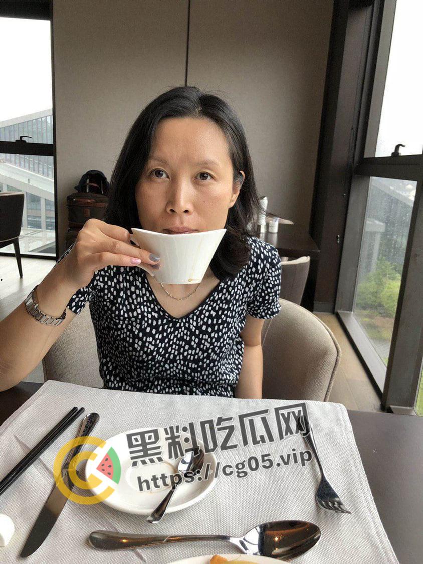 精壮小伙向上海浦东房东阿姨妥协 徐娘半老 风韵十足 阿姨我不想努力 什么阿姨 快叫宝贝-6