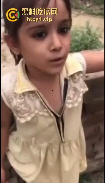 印度阿三小男孩企图性侵女孩被抓！被女孩父亲当场制服，这行为太离谱了！-11