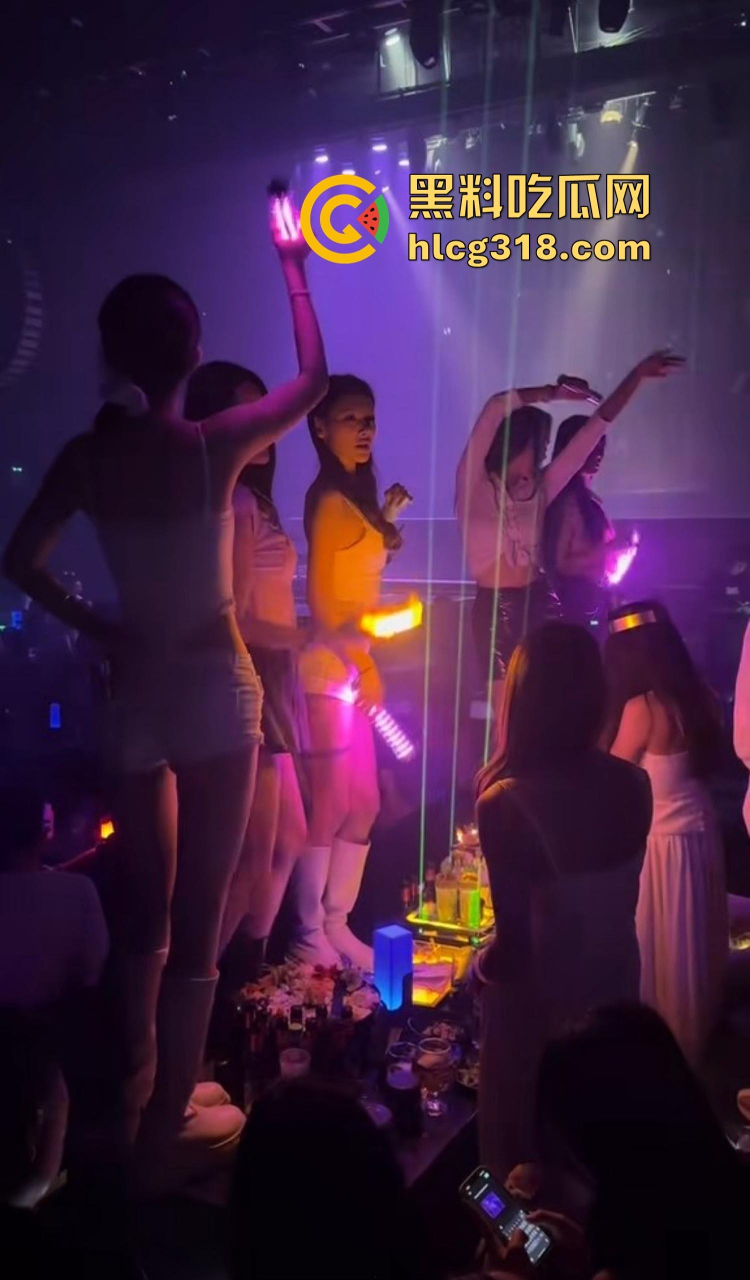 福州MK酒吧半夜淫乱失控，俩妹大厅脱光被大哥轮流狂操，咱就说也是第一次知道酒吧能玩3P！-11