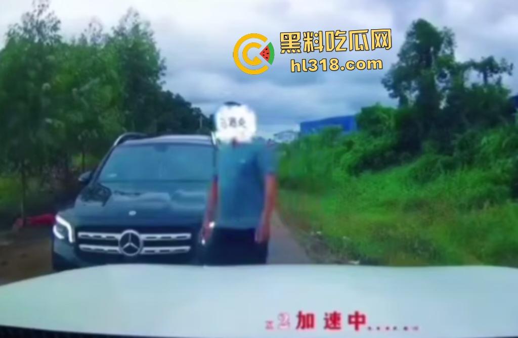 广西防城港奔驰姐利用公职亮证查男方底细逼其低头，最后警方神操作还反逼男的道歉，这真是倒反天罡！-3