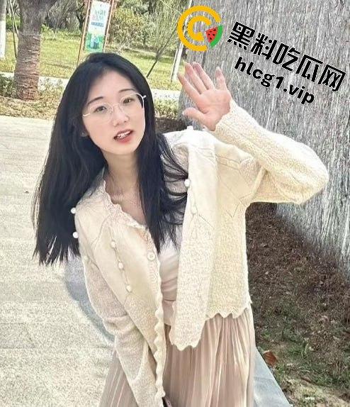 清纯妹子的火辣反差！湖北科技学院崔西梅酒店大战，眼镜一秒变母狗！-2