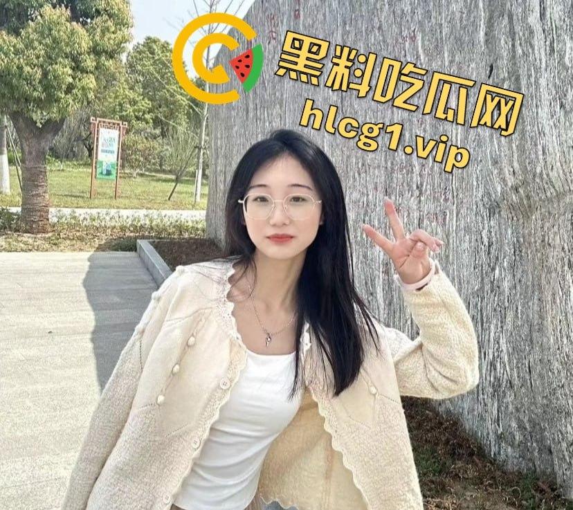 清纯妹子的火辣反差！湖北科技学院崔西梅酒店大战，眼镜一秒变母狗！-3