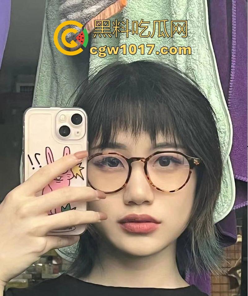 成都医科大学眼镜学妹【廖萱晴】双面人生暴露，清纯大学生私下是金主包养金丝雀，床上浪荡跟学校的清纯极其反差！-1