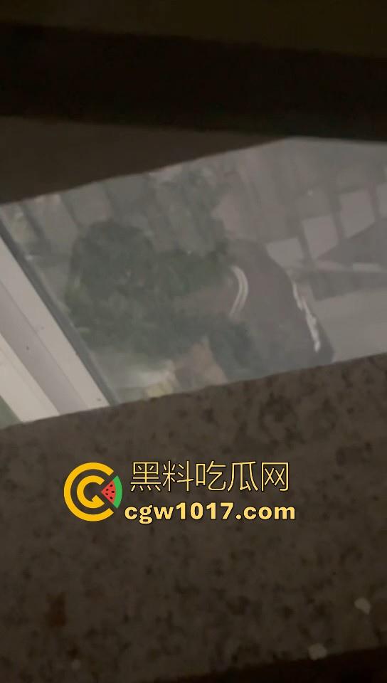 卫校不大创造神话！小情侣楼梯激情啪啪被偷拍！埋头苦干猛插女友，男女主被扒出，报告案发现场发现不明液体！-7