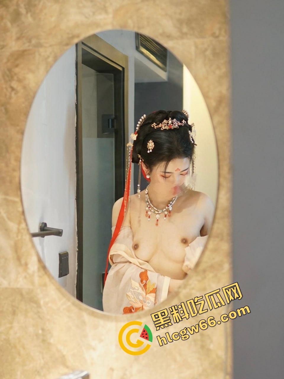 武汉顶级绿帽大佬现场观战，纤腿淫妻主动勾人嗦鸡巴，姿势百变浪成狗，比母狗还懂舔！-15