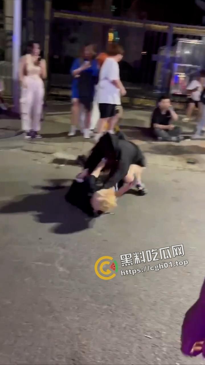 北京工体坦克大战瘦猴  飞猪女暴打细狗 打的自己内裤都飞了  围观群众都在喊加油 前排吃瓜-3